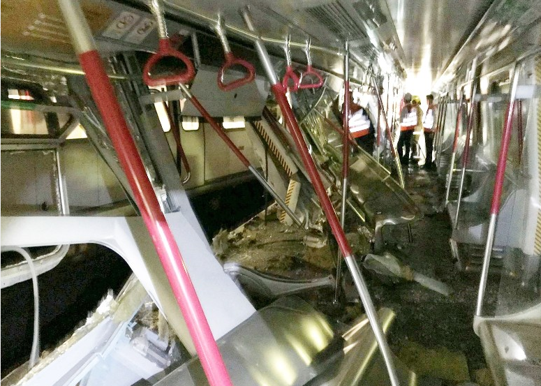 列車猛烈撞擊A車廂損毀嚴重]港鐵供圖^