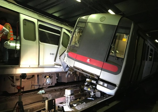 港鐵提供的圖片顯示A車輛損毀嚴重]港鐵圖片^