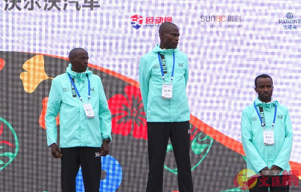 男子組冠軍肯尼亞選手勝托提(中)上台領獎C記者何勃 攝