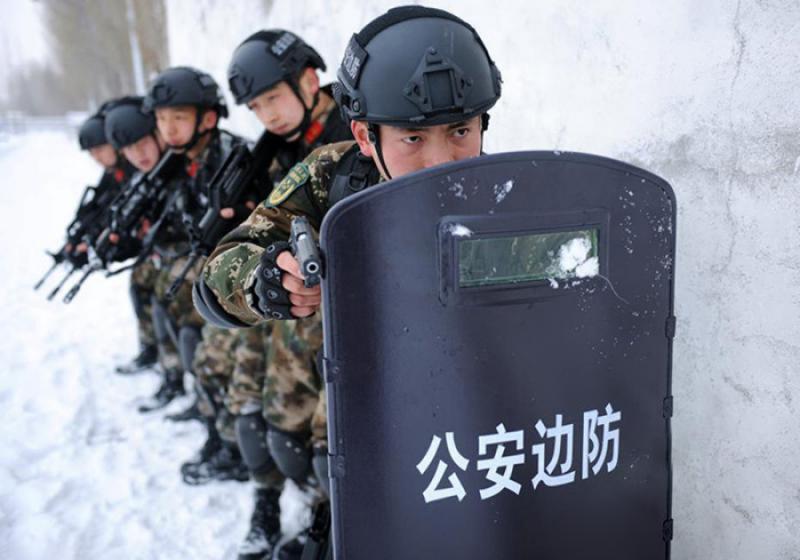 中國新疆的反恐怖主義和去極端化鬥爭是國際社會反恐怖鬥爭的重要組成部分C圖為新疆北部邊防官兵雪原反恐演練]大公報^