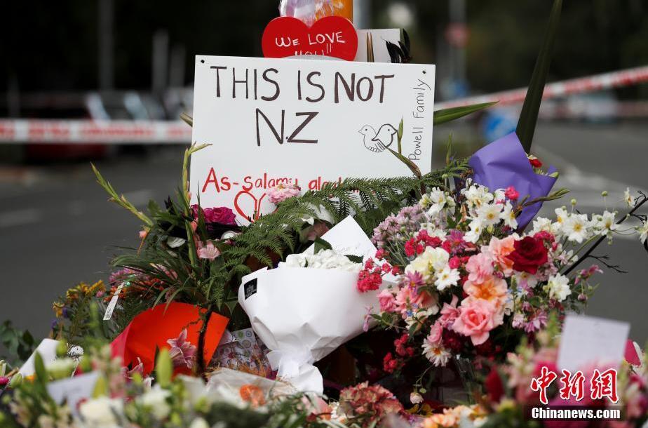 當地時間3月16日A新西蘭民眾哀悼克賴斯特徹奇清真寺槍擊案的遇難者並獻上鮮花表示悼念C]中新網^