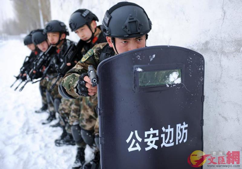 圖G中國新疆的反恐怖主義和去極端化鬥爭是國際社會反恐怖鬥爭的重要組成部分C圖為新疆北部邊防官兵雪原反恐演練\資料圖片