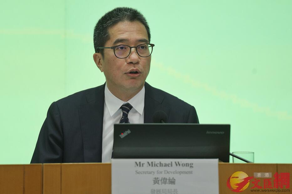 發展局局長黃偉綸表示Au明日大嶼v計劃不會掏空香港財政(全媒體記者 麥鈞傑 攝)