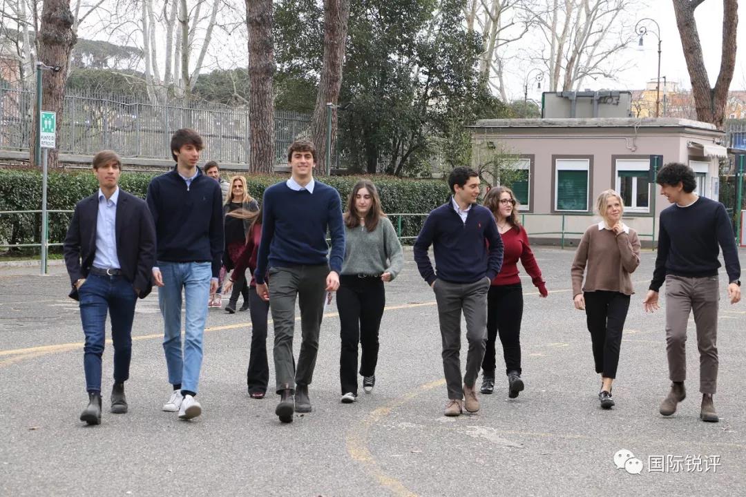 致信習近平主席的羅馬國立住讀學校學生走在校園裡C