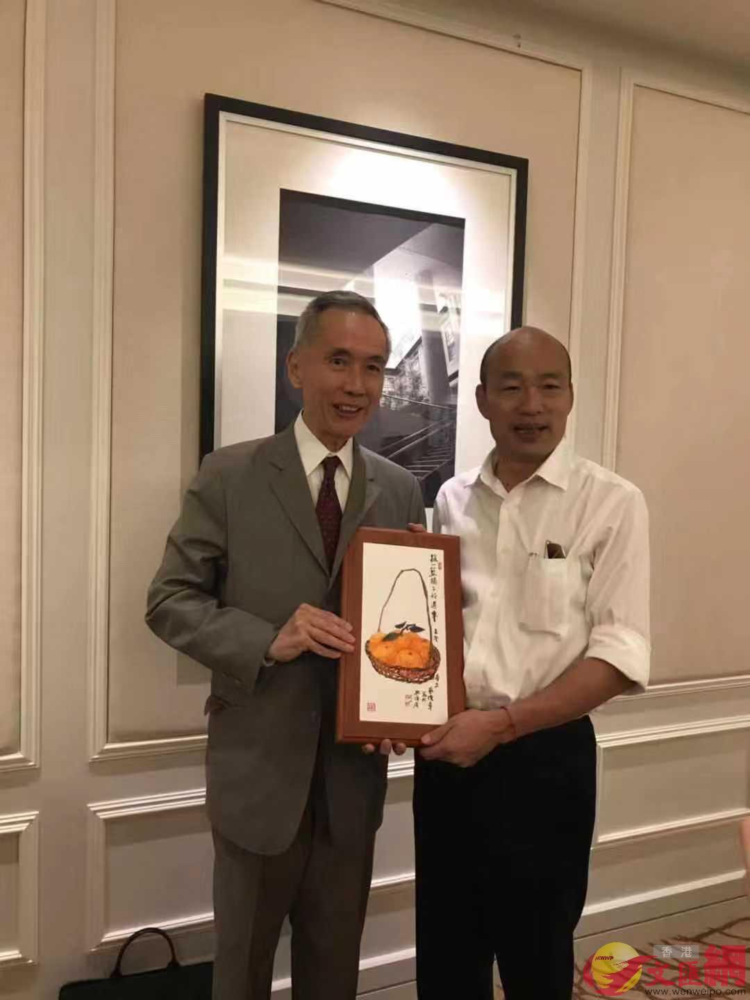 2019年2月26日A黃志祥在新加坡設宴歡迎韓國瑜C圖為黃志祥(左)向韓國瑜贈送禮品(全媒體資料圖片)