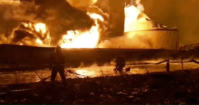 3月21日A爆炸現場A消防人員在現場參與滅火工作C