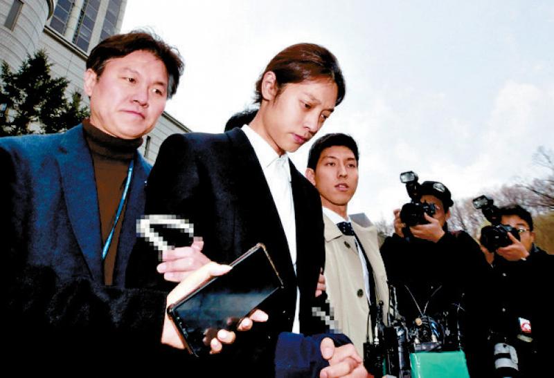 鄭俊英(左二)21日雙手被綁警繩A走出首爾中央地方法院 網絡圖片