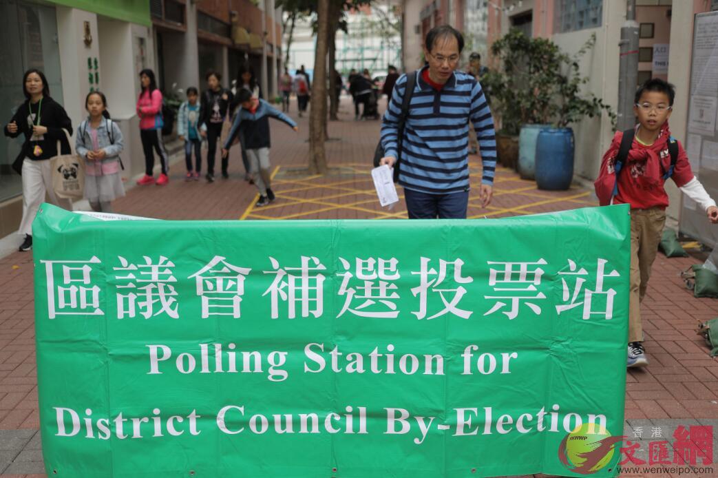 市民前往投票站投票(全媒體記者麥鈞傑攝)