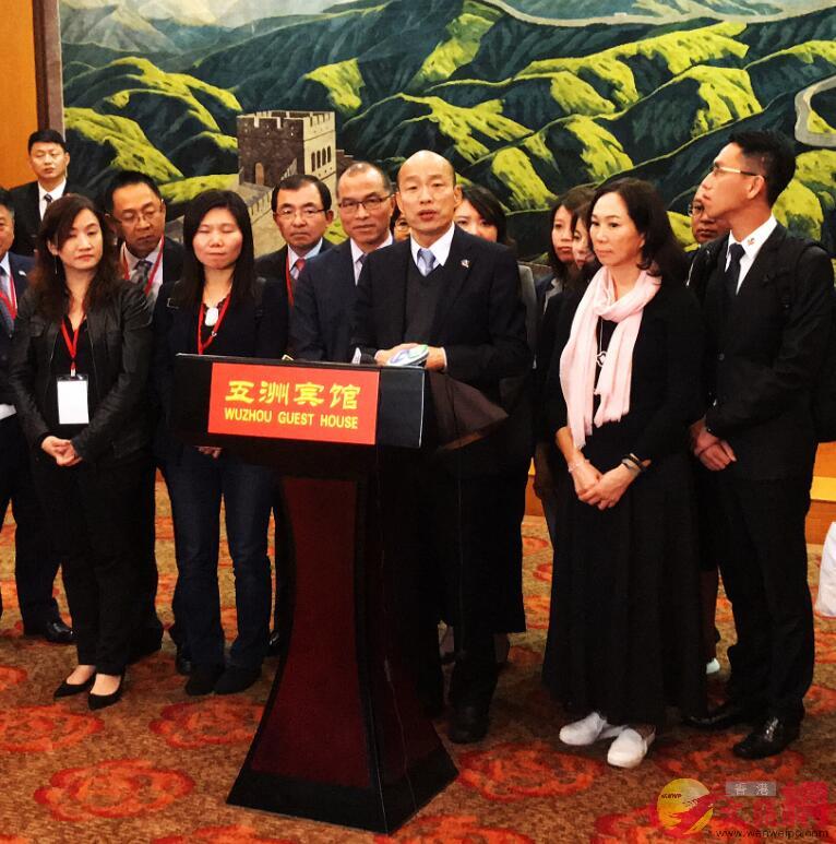 高雄市長韓國瑜在深圳五洲賓館接受媒體聯合採訪C穿著白色平底鞋的李佳芬(右2)陪在身邊 ]全媒體記者李柏濤攝^