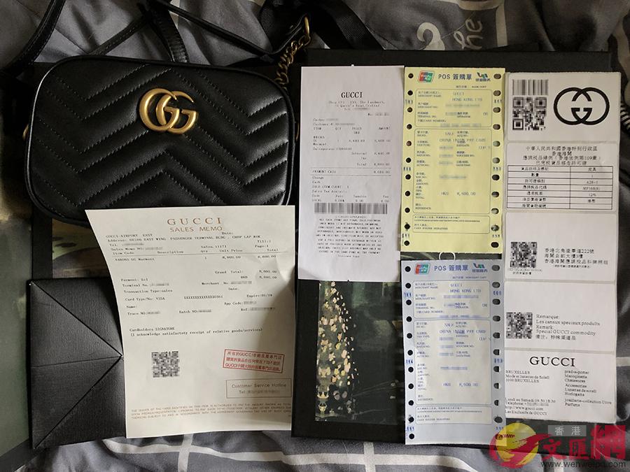 3月20日上午A記者通過快遞在北京收到的假冒奢侈品手包和全套的假冒票據以及快遞單據C 新京報