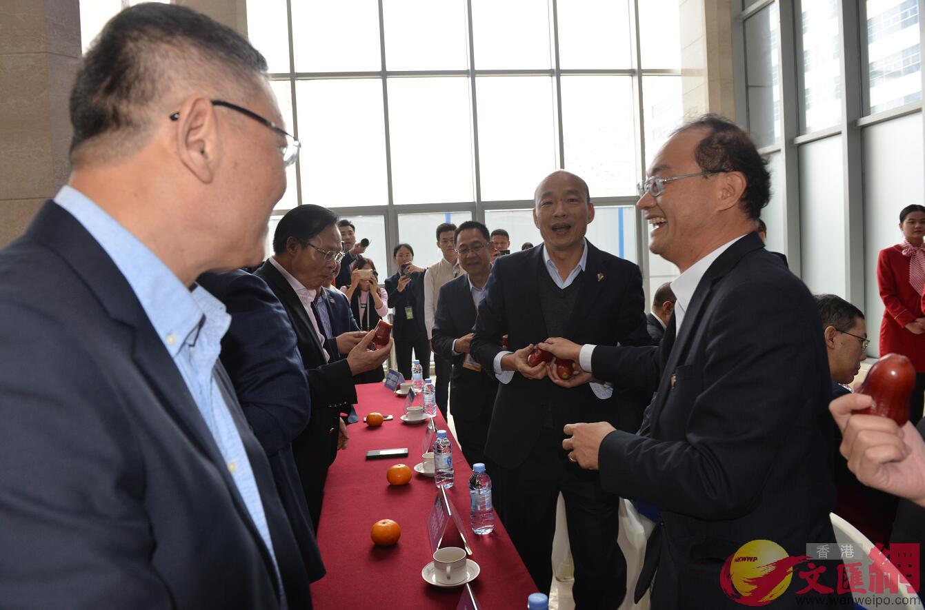 簽約儀式結束後A高雄市長韓國瑜向在場嘉賓派發高雄水果C