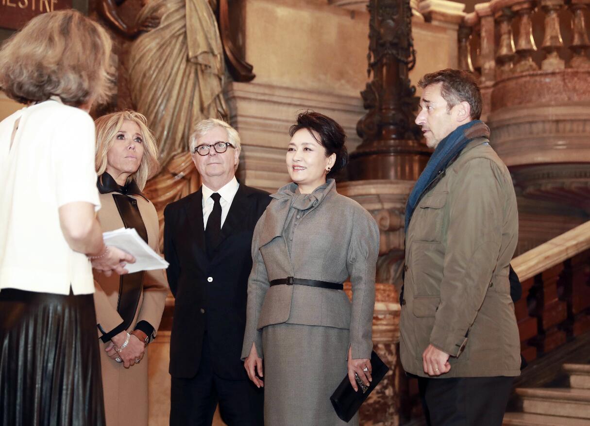 國家主席習近平夫人彭麗媛在法國總統夫人布麗吉特陪同下參觀位於巴黎市第九區的法國巴黎歌劇院(新華社)
