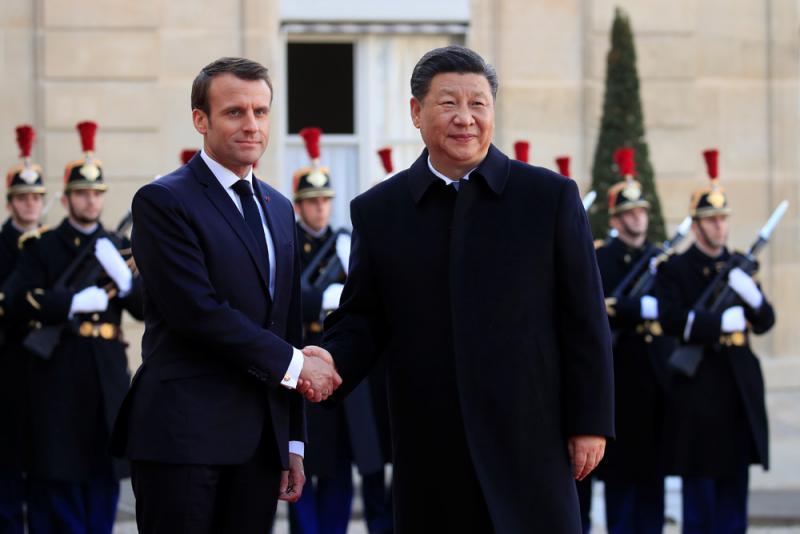 中國國家主席習近平25日繼續訪問法國行程A圖為法國總統馬克龍於愛麗舍宮親自迎接習近平(路透社)