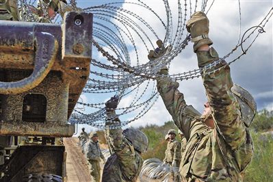美軍士兵在美墨邊境搭建鐵絲網