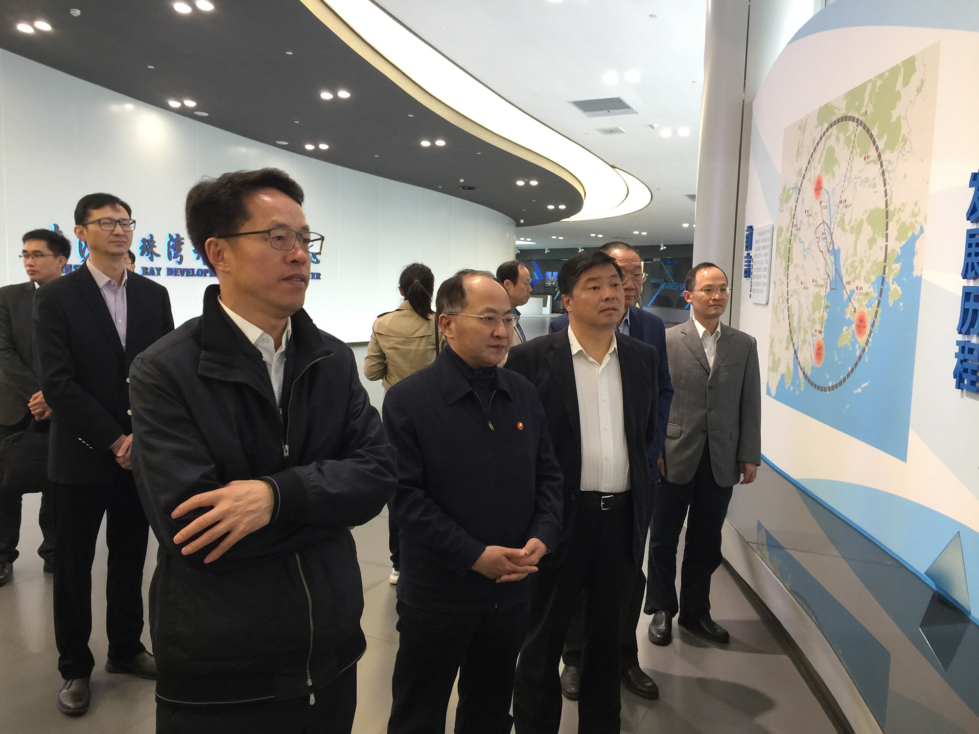 3月24日A在廣州南沙新區明珠灣開發展覽中心聽取南沙建設情況介紹C