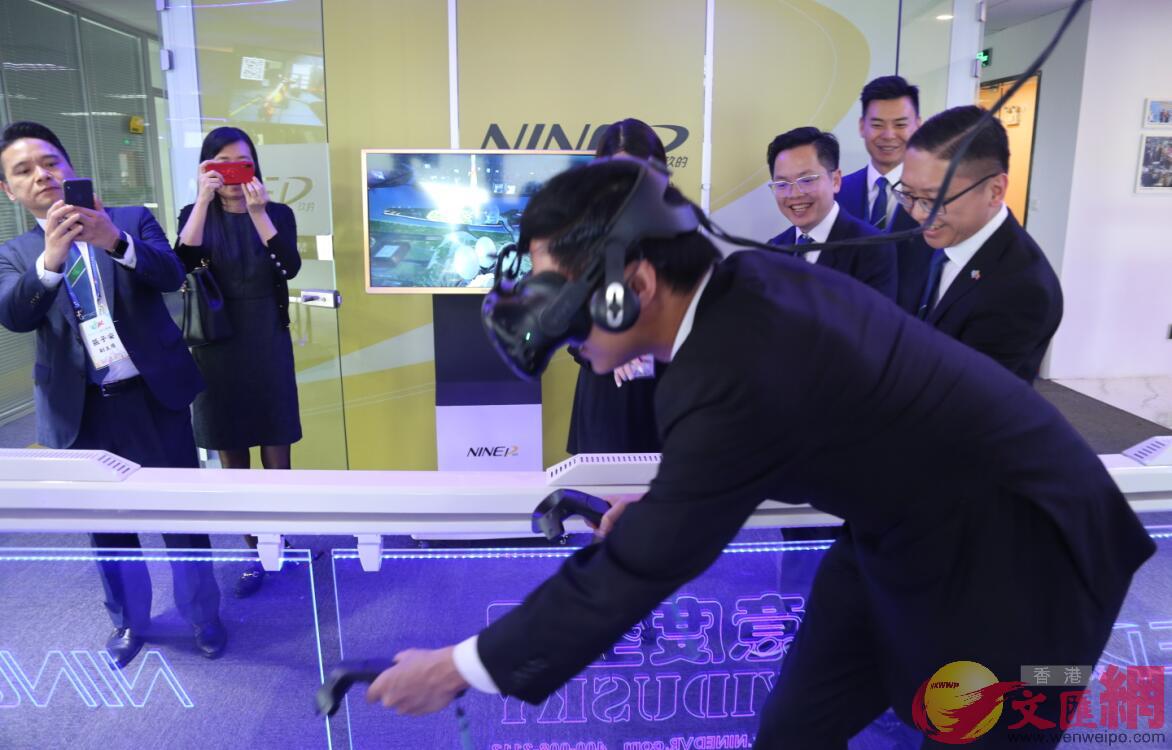 霍啟山在參訪過程中興致勃勃體驗VR互動遊戲C記者胡若璋 攝