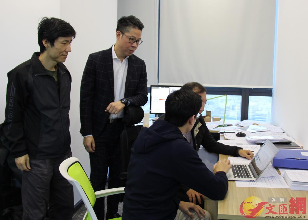 何耀威與創始人團隊A這款無創測血糖產品的技術來自於香港理工大學 記者何花攝