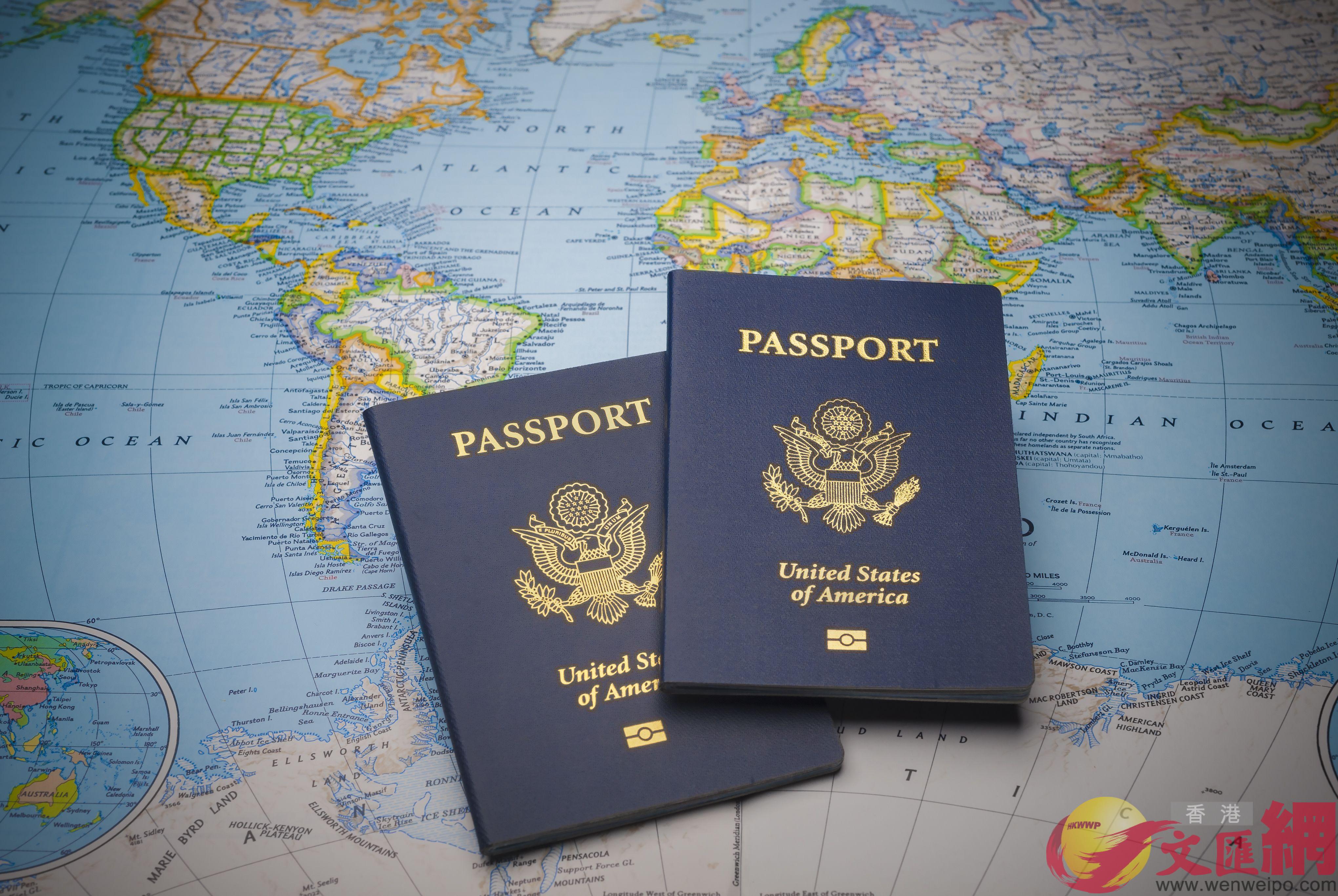 日本B新加坡及韓國護照可免簽證自由通行189個國家及地區A並列u全球最強護照v榜首C圖為美國護照C 文匯報資料圖片