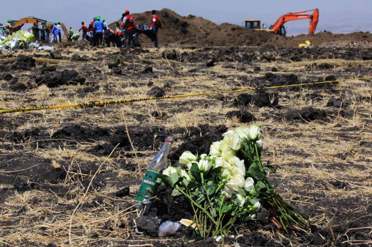 3月13日A埃塞俄比亞航空公司組織ET302航班空難遇難者家屬來到事發地A為他們逝去的親人舉行了悼念儀式C圖為遇難者家屬為逝去親人堆起的衣冠冢C 中新社 