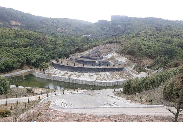 福州市長樂區江田鎮南陽山腹地A一座大墓前還自建了風水池(3月14日攝)C