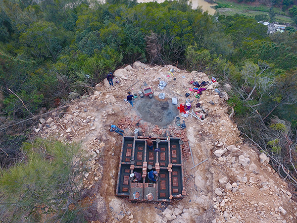 福清市城頭鎮溪邊村一處山上幾位工人在建造活人墓(3月14日無人機拍攝)C 