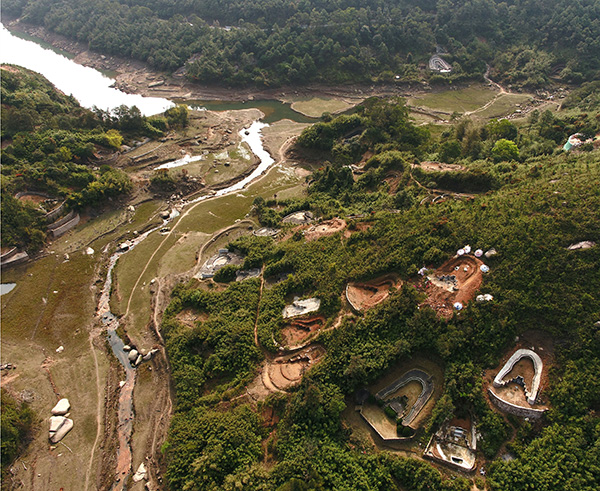 該水庫附近山坡上分佈著眾多新建和舊建的墳墓(3月27日無人機拍攝)C 