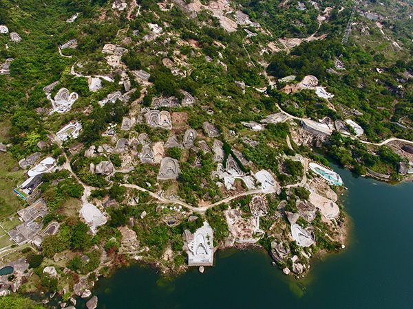 一級飲用水源保護區內的福州市長樂區三溪水庫周邊山體被大量墳墓覆蓋(3月27日無人機拍攝)C