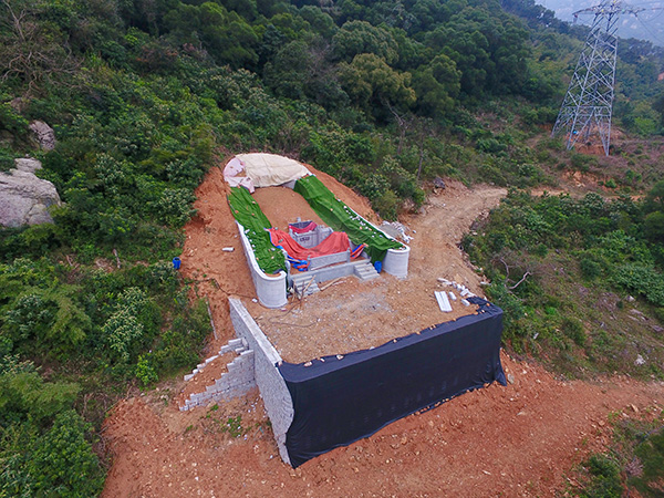 福州市長樂區松下鎮境內一處新建墳墓被織物覆蓋(3月14日無人機拍攝)C 