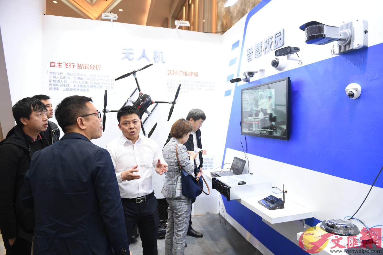 圖為第二屆中國安防大數據發展高峰論壇特設的大數據+人工智能產品和技術展示交互體驗區 應江洪 攝