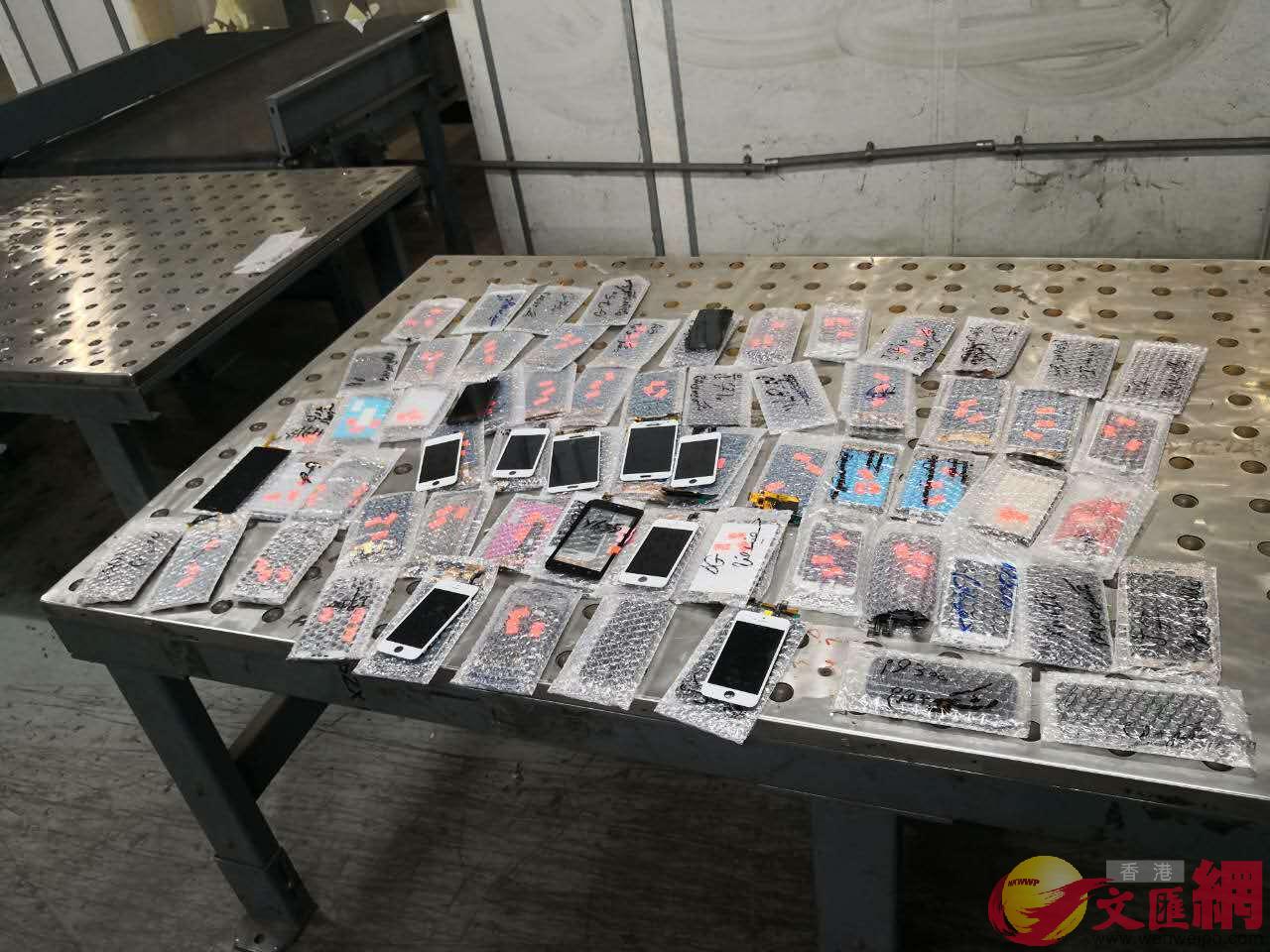 深圳郵局海關在郵寄物品中查獲廢舊電子 記者何花攝