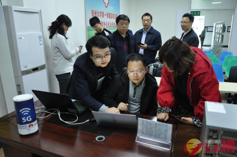 中國移動工作人員在光山縣人民醫院部署5G遠程會診系統(馮雷攝)