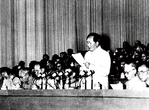 1956年9月15日至27日A中國共產黨第八次全國代表大會在北京舉行C大會提出的黨和國家主要任務是集中力量發展生產力的思想A對於社會主義事業的發展和黨的建設具有長遠的重要的意義C圖為毛澤東在大會上致開幕詞C新華社