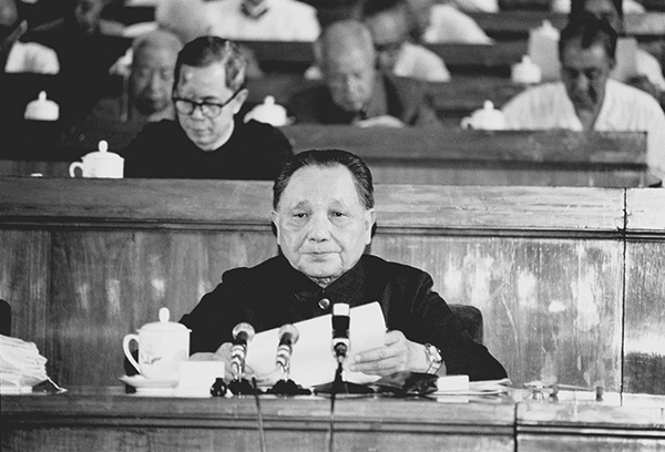 1982年9月1日至11日A中國共產黨第十二次全國代表大會在北京舉行C鄧小平致開幕詞C他在開幕詞中明確提出了u建設有中國特色的社會主義v的重大命題C圖為鄧小平在大會上致開幕詞C新華社
