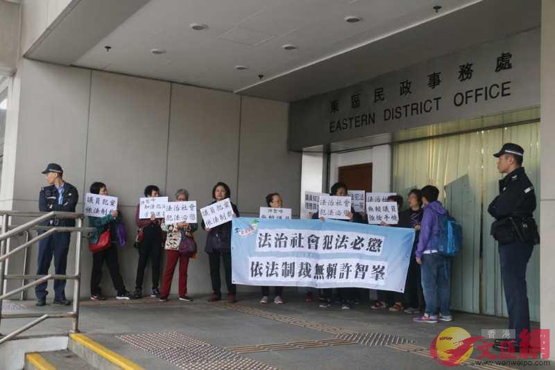 香港市民團體抗議許智峯搶手機]全媒體記者周慶邦攝^