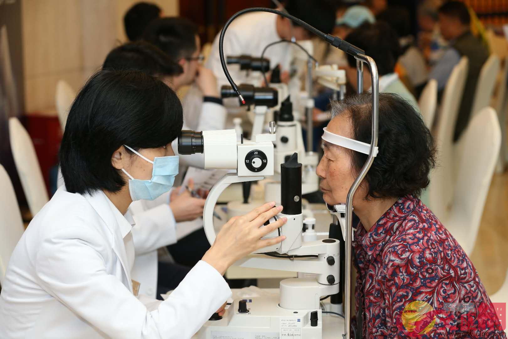 據估算A中國白內障患者人數已達2億A圖為愛爾眼科醫務人員為老年人提供眼健康檢查 李望賢攝