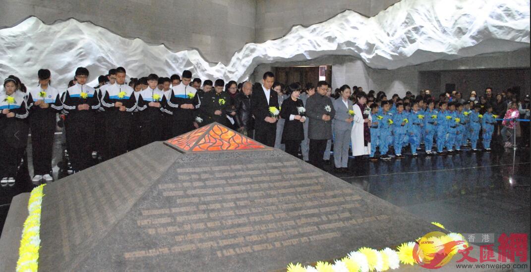 社會各界近200人今日上午在瀋陽九一八歷史博物館內為抗日烈士默哀C(于珈琳 攝)