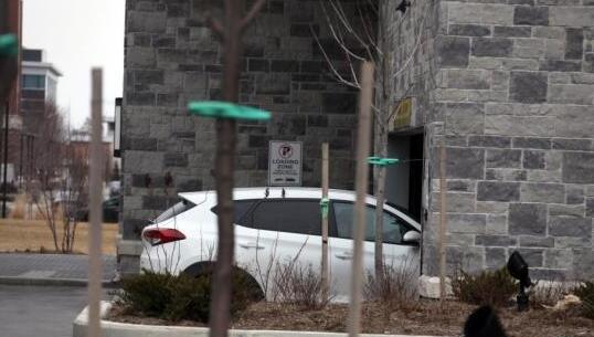當地時間3月23日傍晚A在加拿大萬錦市(Markham)A一名22歲中國男性留學生在所住公寓樓的地下車庫遭綁架C圖為記者24日拍攝的案發公寓地下車庫出入口C