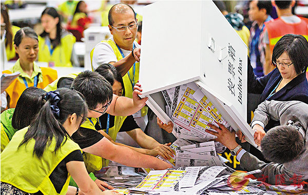 葵青票站遺失的選民登記冊載有8,000人資料A選舉事務處瞞報兩年C圖為工作人員在點票中心打開票箱C 資料圖片