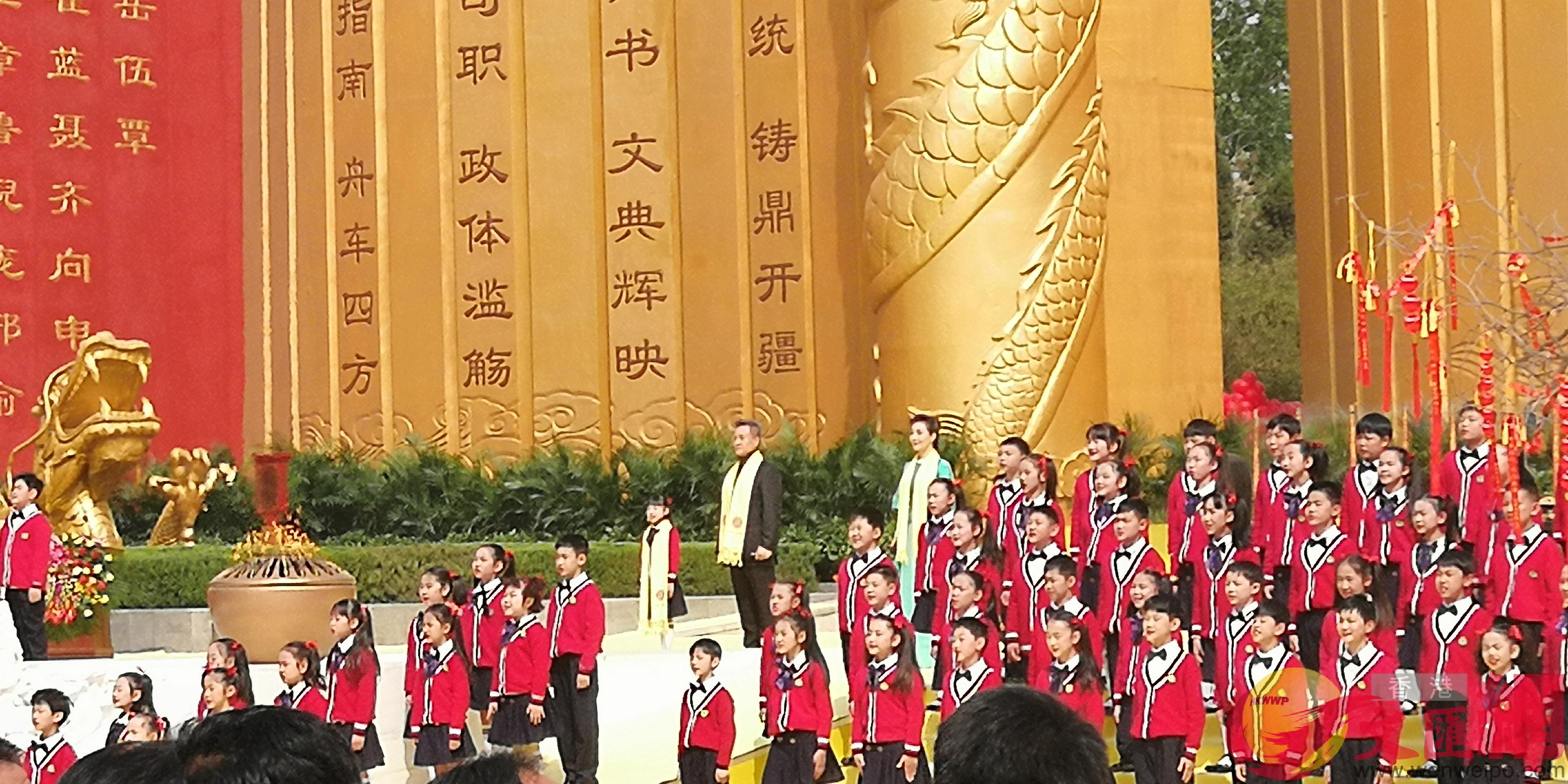 著名歌唱家閻維文領唱A成人合唱隊B童聲少兒合唱隊跟隨音樂齊聲高唱m黃帝頌n]馮雷攝^
