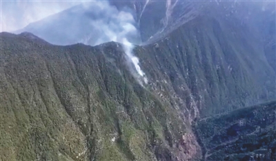 視頻顯示A四川涼山木里森林火災現場復燃C應急管理部供圖