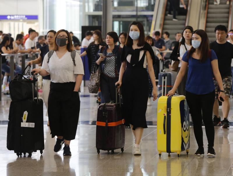  機場淪麻疹重災區A不少遊客到機場都戴上口罩預防]大公報^