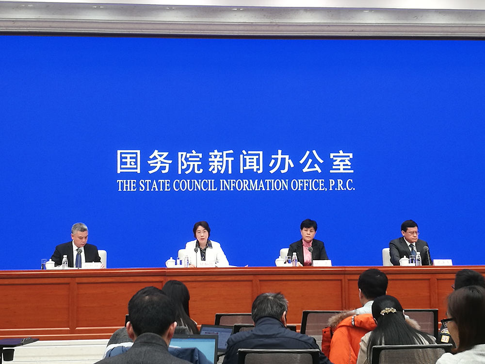 財政部副部長鄒加怡(左二)在國新辦介紹,自4月9日起,食品、藥品等商品稅率由15%降至13% 財政部副部長鄒加怡(左二)在國新辦介紹,自4月9日起,食品、藥品等商品稅率由15%降至13%