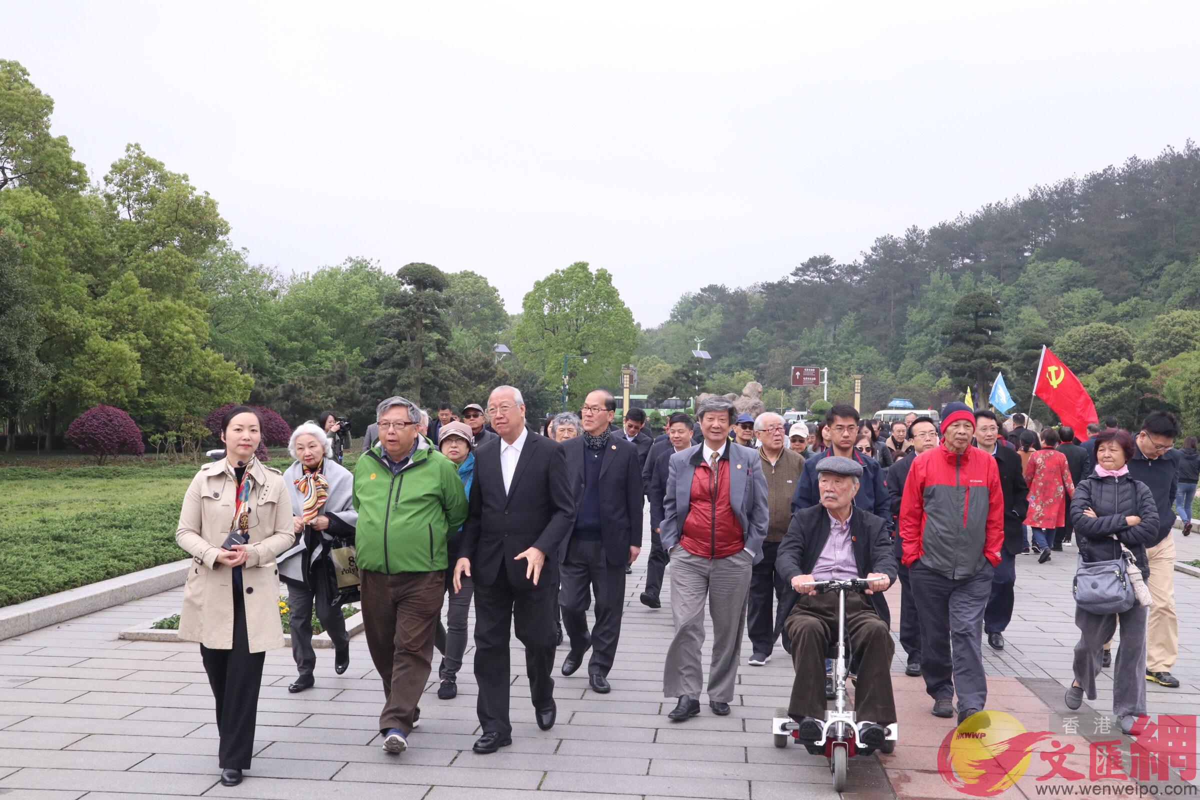 考察團成員來到韶山毛澤東廣場向毛主席銅像敬獻花籃]全媒體記者左豐攝^
