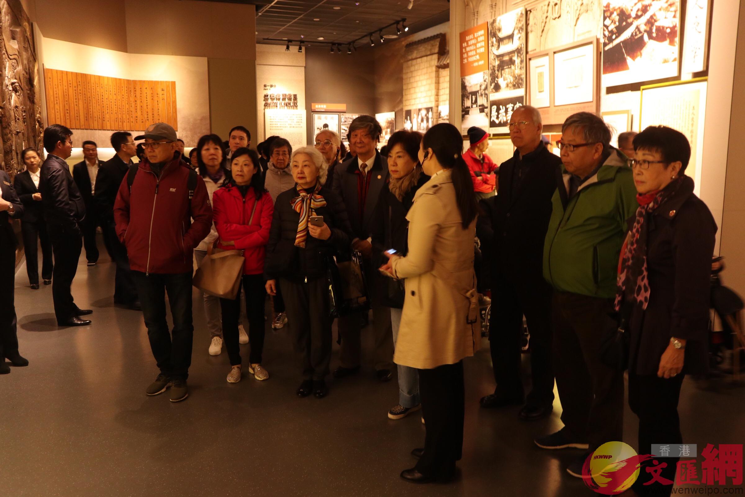 考察團成員隨後參觀毛澤東生平紀念館]全媒體記者左豐攝^