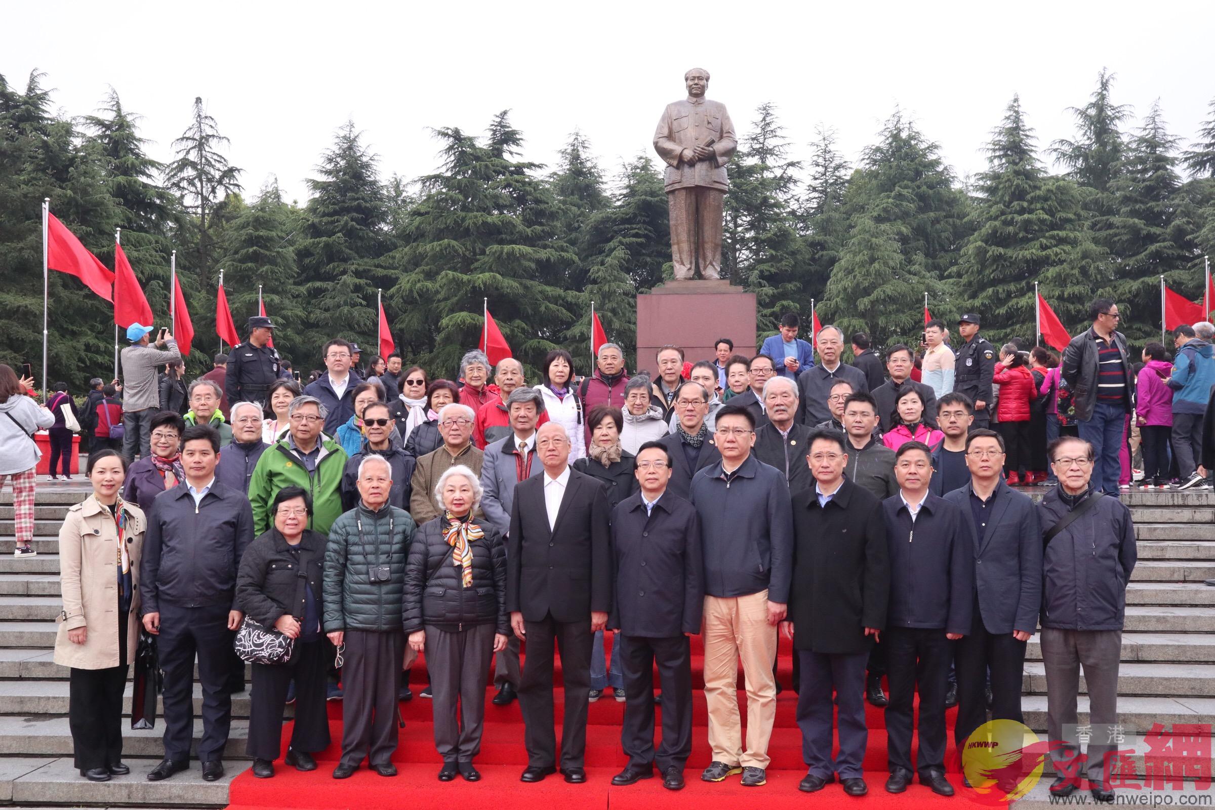 出席活動嘉賓在毛主席銅像前合影]全媒體記者左豐攝^