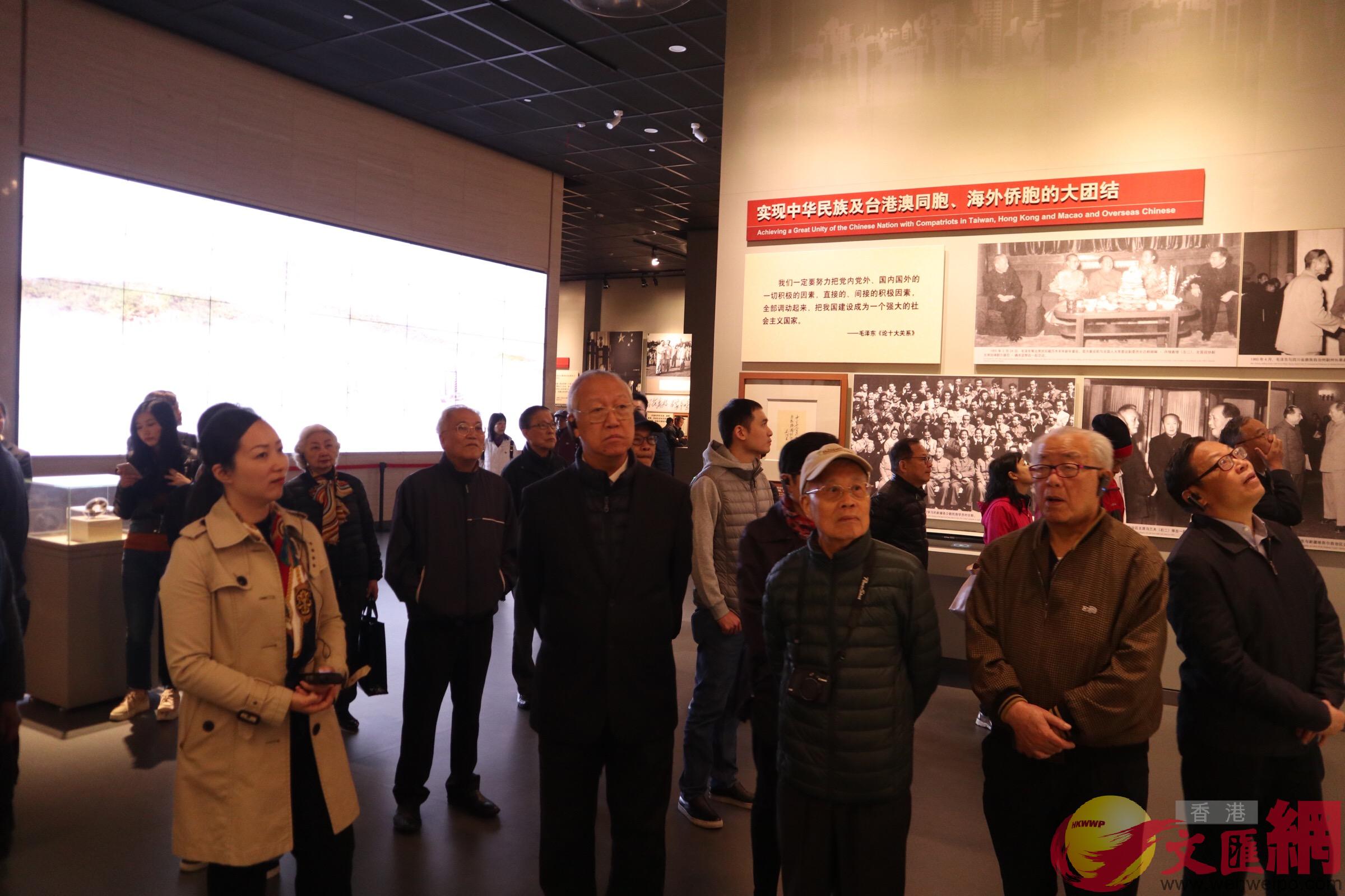考察團成員隨後參觀毛澤東生平紀念館]全媒體記者左豐攝^
