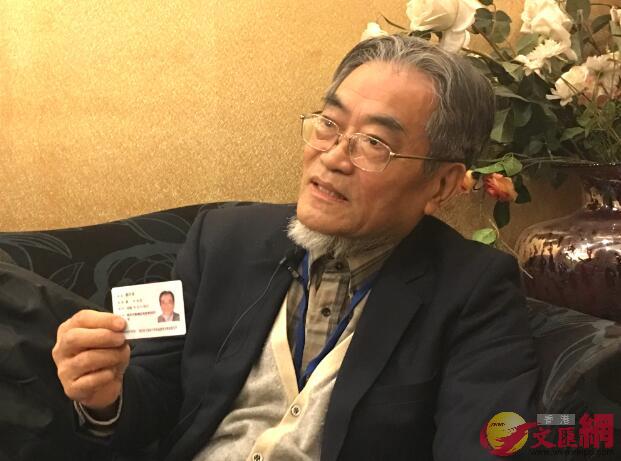2019年1月10日A邵子平在南京拿到身份證後A欣喜地向南京的老朋友們展示C記者陳旻攝