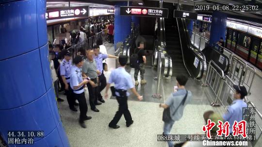 廣州民警在廣州地鐵三號線珠江新城站巡邏盤查時查獲逃嫌疑人張某C廣州警方 供圖
