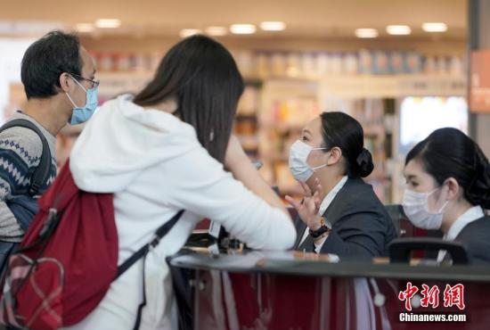 香港國際機場的工作人員戴口罩預防麻疹C中新社