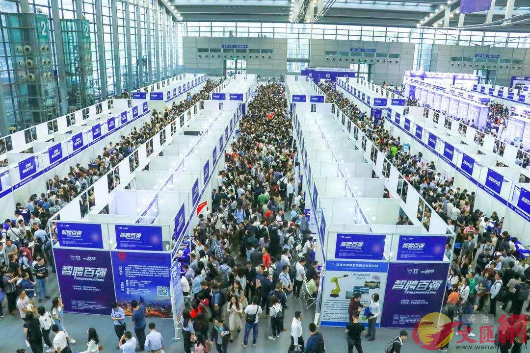 深圳超5萬求職者擠爆招聘會(記者 郭若溪 攝)